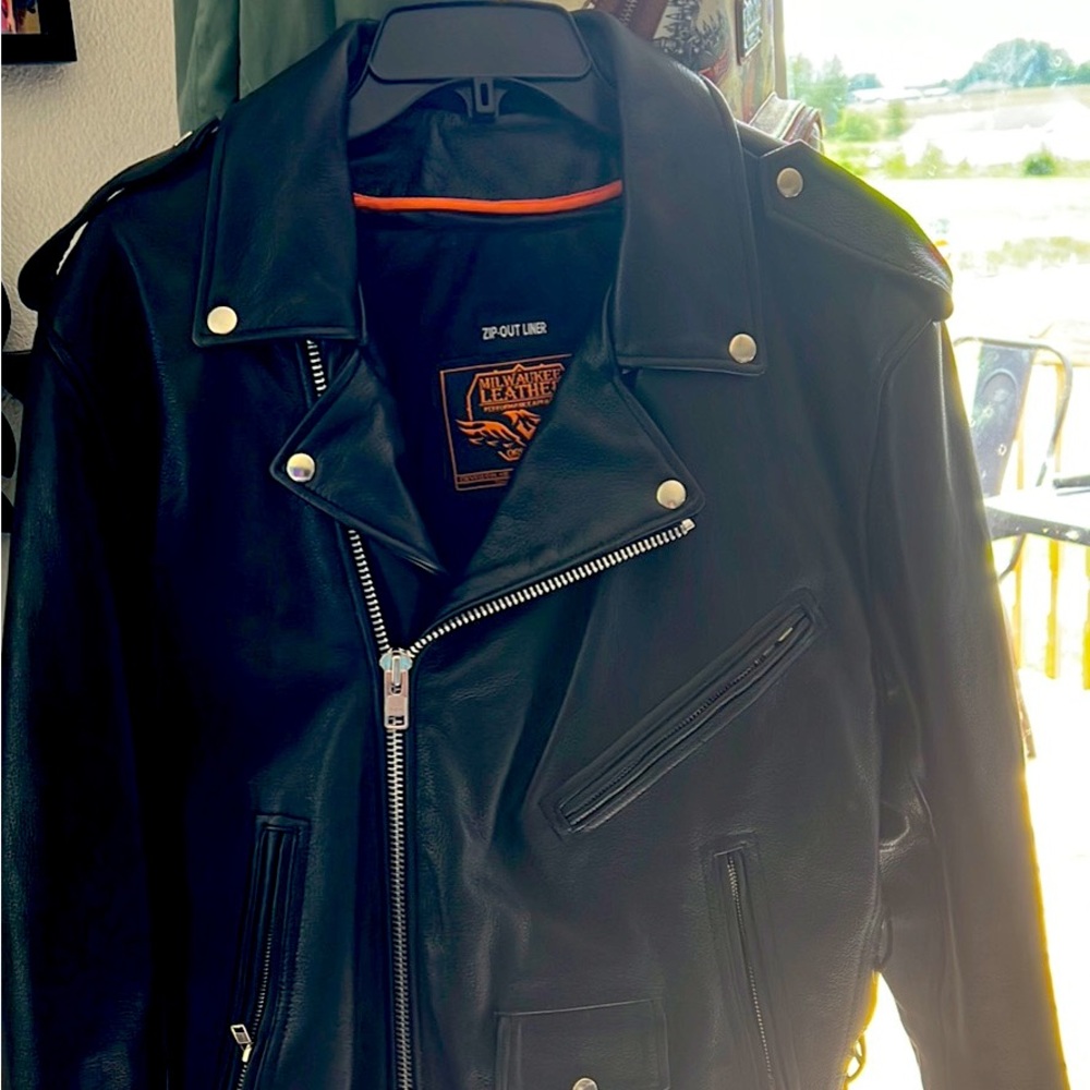 Leather jacket in excellent condition barely used. This is Genuine leather